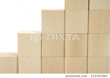 5 blocks piled up to the right, building blocks, white background 5 blocks piled up to the right, building blocks, white background 101045960
