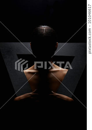 beautiful naked woman in triangle. silhouette 101046617