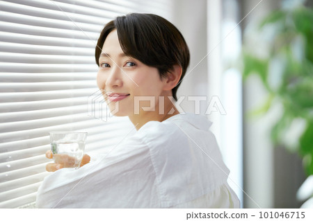 拿著一杯水的微笑的中年婦女 拿著一杯水的微笑的中年婦女 101046715