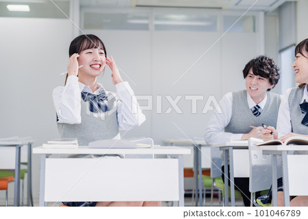 高中生在課堂上辯論 101046789
