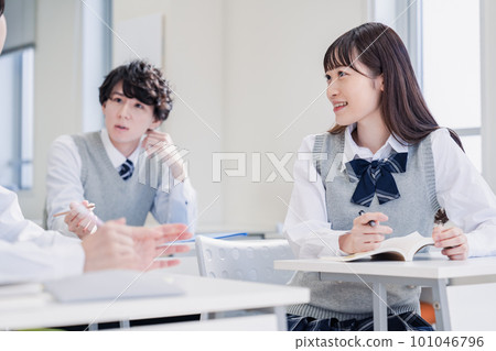 高中生在課堂上辯論 高中生在課堂上辯論 101046796