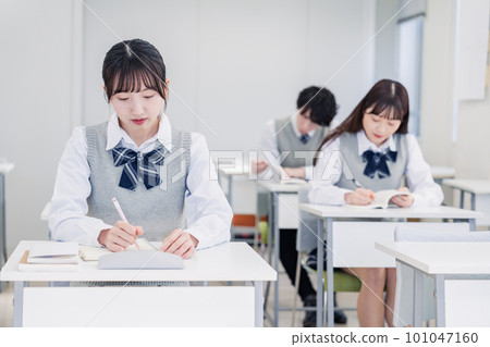 集中註意力和記筆記的高中生 集中註意力和記筆記的高中生 101047160
