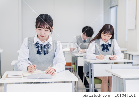 集中註意力和記筆記的高中生 集中註意力和記筆記的高中生 101047161