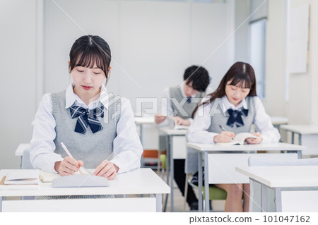 集中註意力和記筆記的高中生 101047162