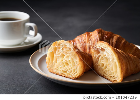 羊角麵包切成兩半 101047239