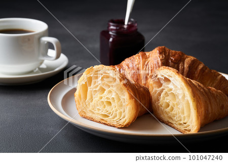 羊角麵包切成兩半 101047240