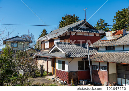 Old houses 101047250