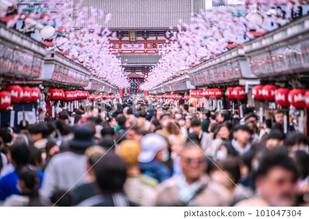 日本東京街景戴上口罩個人判斷…淺草寺人流驚人，已經很亂了…外國人也越來越多=3月29日 101047304