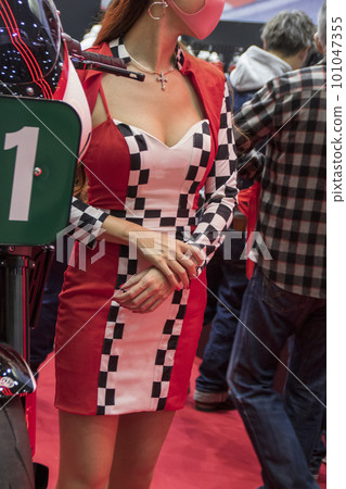 在車輛旁邊擺姿勢的競選女郎 在車輛旁邊擺姿勢的競選女郎 101047355