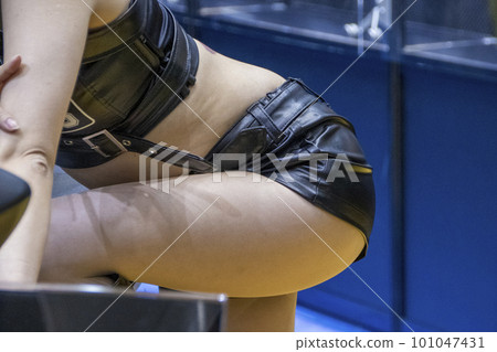 一個女人的大屁股和大腿，穿著性感的衣服，把她的屁股伸出來 101047431