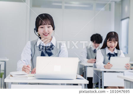 高中生在數字終端上課 101047695