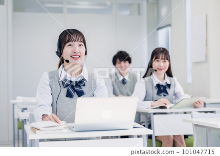 高中生在數字終端上課 高中生在數字終端上課 101047715