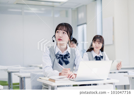 高中生在數字終端上課 高中生在數字終端上課 101047716