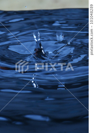 水面上的水滴 101048289