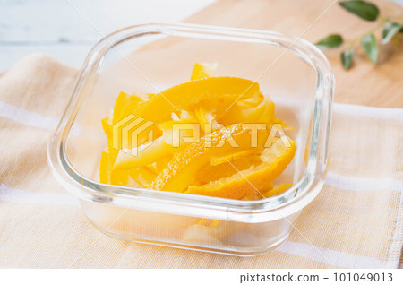 在玻璃碗中煮八朔果皮 101049013