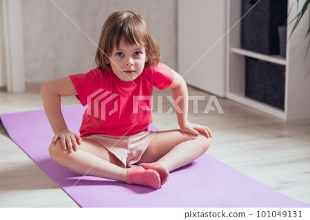 Child goes in for sports at home, home workout 101049131