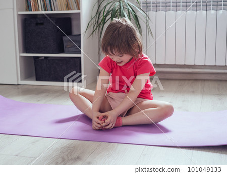 Child goes in for sports at home, home workout 101049133