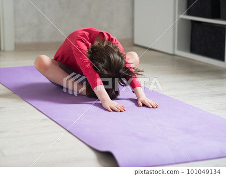 Child goes in for sports at home, home workout 101049134