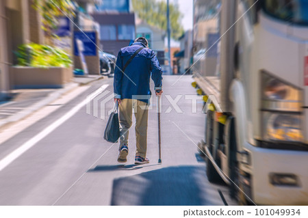 日本老齡化社會的東京城市景觀。 （老年人在停放的汽車周圍走動）=橫濱市 101049934