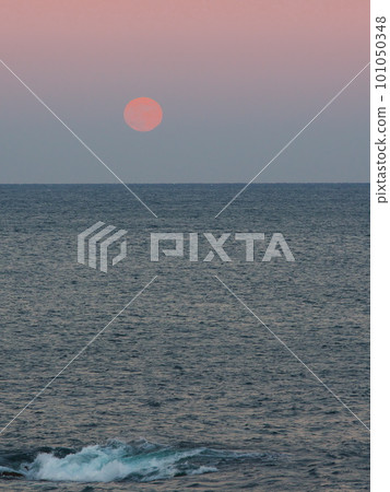 伊勢志摩秋天從安乘岬看地平線上的滿月 101050348