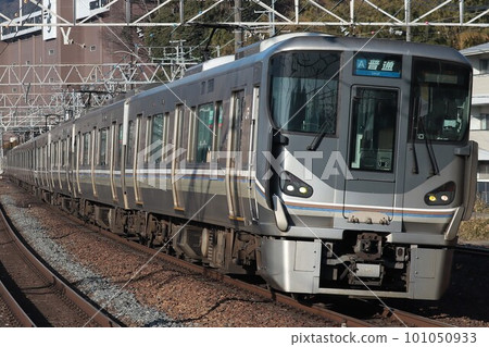 行駛在JR京都線的225系U2編隊 行駛在JR京都線的225系U2編隊 101050933