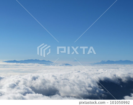 Traversing the Northern Alps in midsummer (Mt. Yatsugatake and Mt. Fuji floating in the sea of clouds seen from the summit of Mt. Renge) 101050992