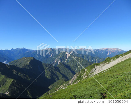 Traversing the Northern Alps in midsummer (the Hotaka mountain range and the mountains of Ura Ginza seen from the Rengedake ridgeline) 101050994