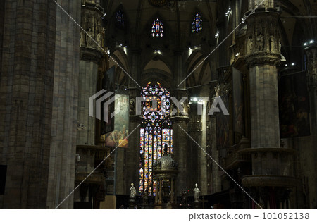 米蘭市中心的米蘭大教堂內部。從左前方看到的後殿彩色玻璃和前景中的聖壇 米蘭市中心的米蘭大教堂內部。從左前方看到的後殿彩色玻璃和前景中的聖壇 101052138