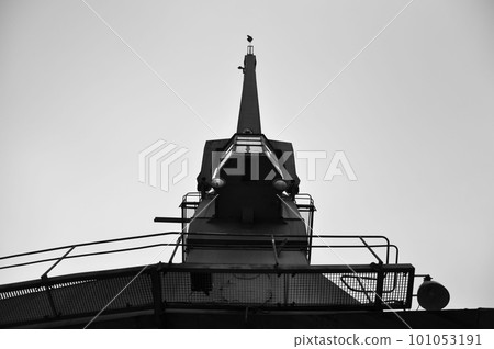 Low-angle grayscale shot of an old cargo crane in the Media Harbor in Duesseldorf, Germany 101053191