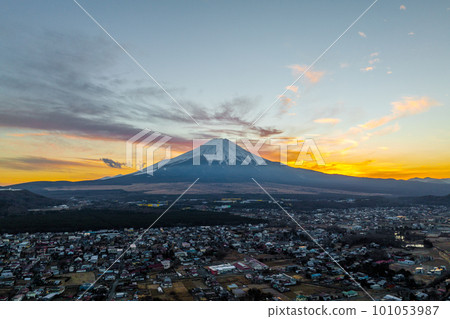 從忍野村看夕陽下的富士山 101053987