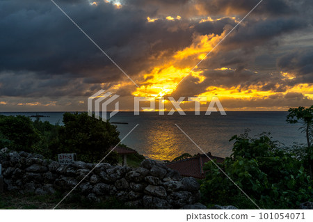 從波照間島看到的日落和大海 101054071