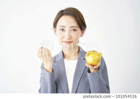 一位女商人拿著存錢罐,擺出膽量的姿勢 白色背景 一位女商人拿著存錢罐,擺出膽量的姿勢 白色背景 101054516