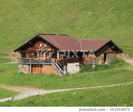 Typical old mountain hut in the Saanenland valley, Switzerland. 101054873
