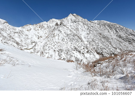 殘雪期從那須岳登山道看到的風景 101056607