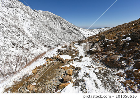 殘雪期從那須岳登山道看到的風景 101056610