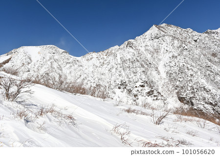 殘雪期從那須岳登山道看到的風景 101056620