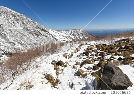 殘雪期從那須岳登山道看到的風景 101056625