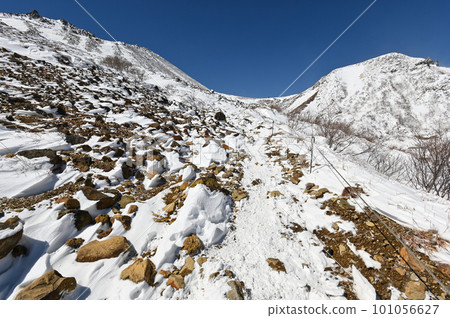 殘雪期從那須岳登山道看到的風景 101056627