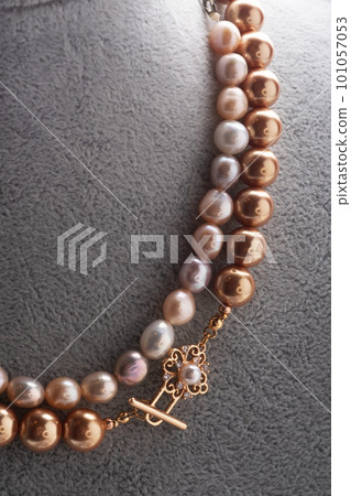 author pearls necklace demonstrated on maneken. close up. fashion and jewelry concept author pearls necklace demonstrated on maneken. close up. fashion and jewelry concept 101057053