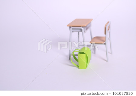 放在課桌旁的迷你書包 放在課桌旁的迷你書包 101057830