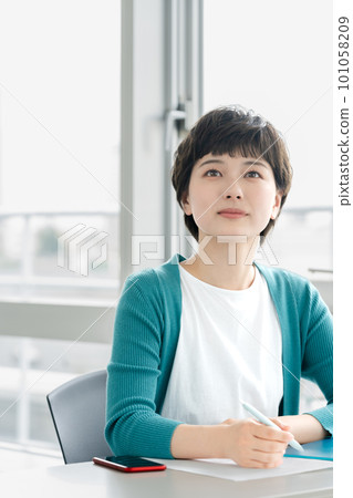 正在上課的女大學生肖像 101058209