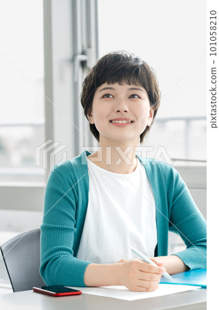 正在上課的女大學生肖像 101058210