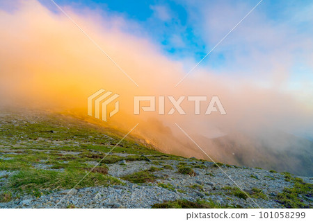 [Sunset material] Spectacular sunset view from Mt. Kisokomagatake [Nagano Prefecture] 101058299