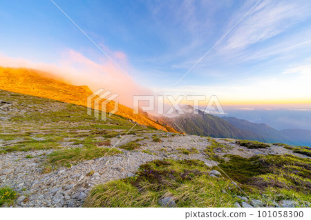 [夕陽素材] 從木曾駒岳眺望的絕美夕陽景色【長野縣】 101058300
