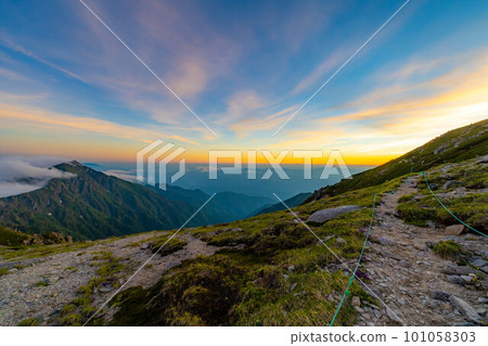 [夕陽素材] 從木曾駒岳眺望的絕美夕陽景色【長野縣】 101058303