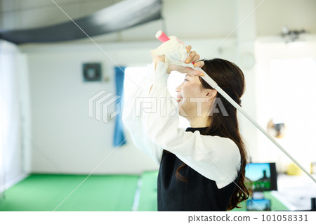 打高爾夫球的女人 打高爾夫球的女人 101058331