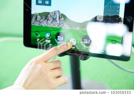 woman practicing golf 101058333