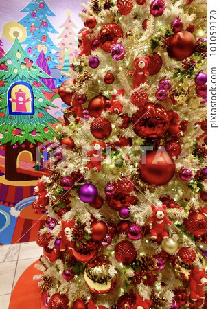 A room with a Christmas tree 101059170