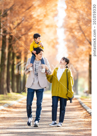 父母和孩子們在秋天公園玩 101059330