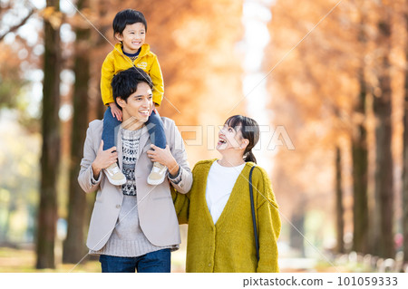 父母和孩子們在秋天公園玩 101059333